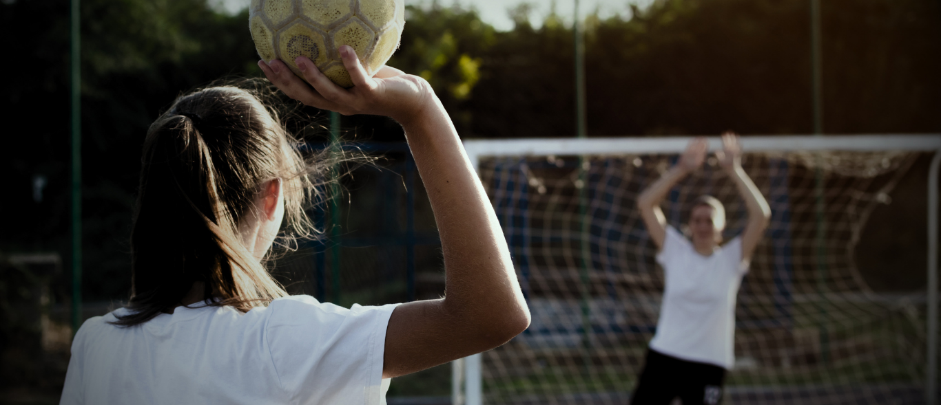Sportler beim professionellen Handballtraining mit Wurf auf das Tor